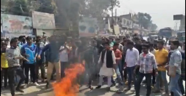 আ. লীগের কমিটি বাতিলের দাবিতে সড়ক অবরোধ